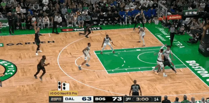 塔图姆传球霍乐迪成功 绿军领先12分再次打停小牛