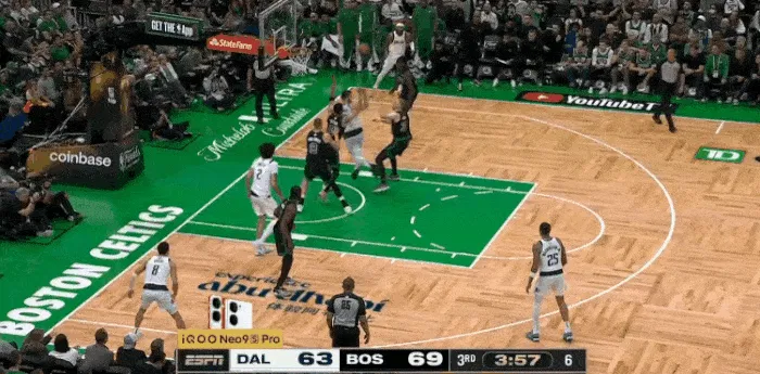 开始啦！东契奇回传失误 霍乐迪快攻双手扣篮拿下21分