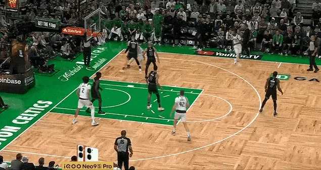 还不够好！欧文被包夹 然后传球 小琼斯空位三分出手未触球