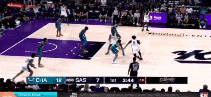 卡斯尔原地断球送出精彩传球 随后抛投拿下夏季联赛首分