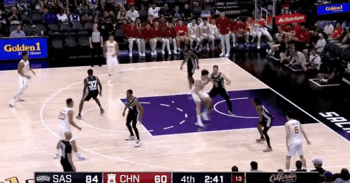 更难了！杨汉森篮下转身上篮 两罚全中拿下6分8篮板