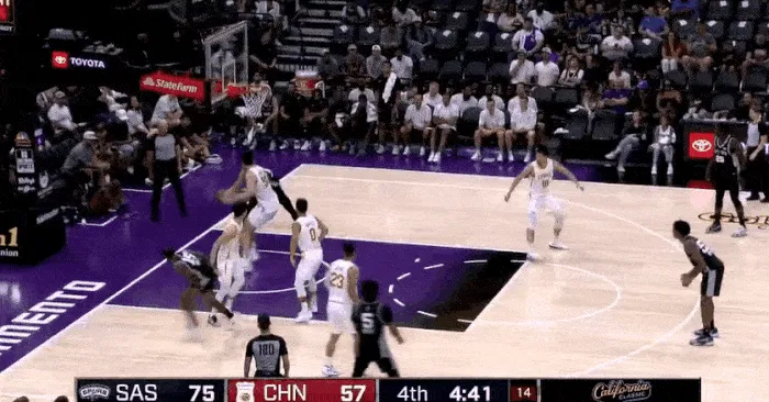 没什么悬念！英格拉姆弧顶接球三分命中 马刺队领先中国队21分