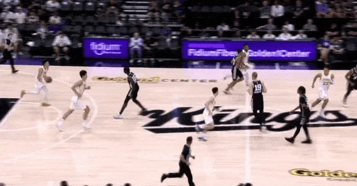 轻松观战！李凯尔身穿中国队球衣 一边吃爆米花一边观看比赛