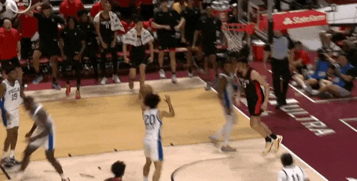 把球拿回来！克林根滑翔起跳暴扣博纳 崔永熙跳起来庆祝